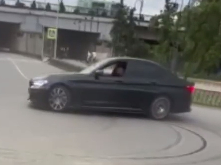 Омского дрифтера на BMW ждут штрафы за опасный занос и тонировку