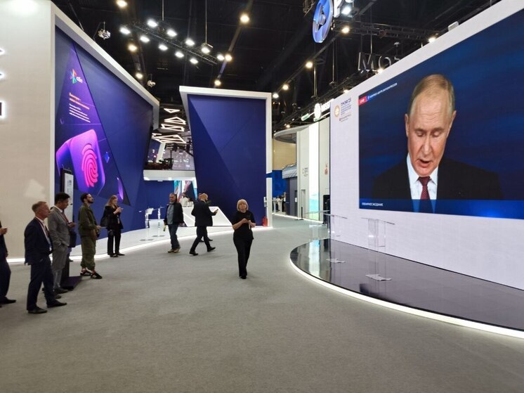 На ПМЭФ-2025 Путин подчеркнул, что стране нужно переходить к экономике высоких зарплат 