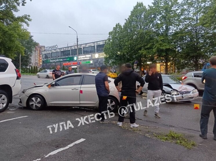 В Туле после дождя в тройном ДТП с пострадавшими опрокинулась машина