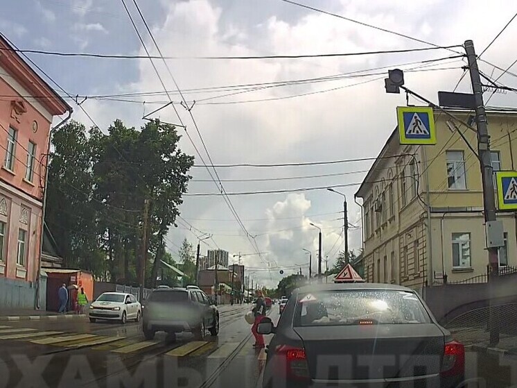 "Дастер" чуть не сбил женщину на "зебре" в Туле