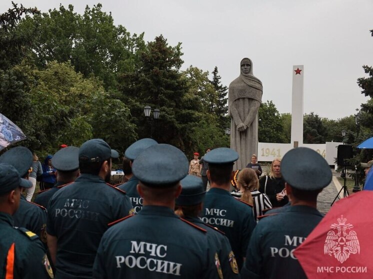 Сотрудники МЧС Хероснщины отдали дань памяти погибшим героям в Геническе