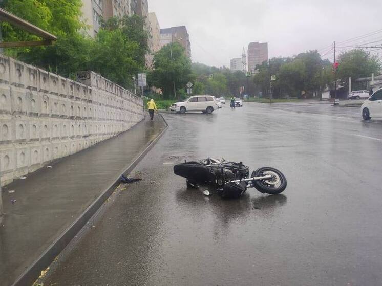 Во Владивостоке у светофора сбили мотоциклиста без прав
