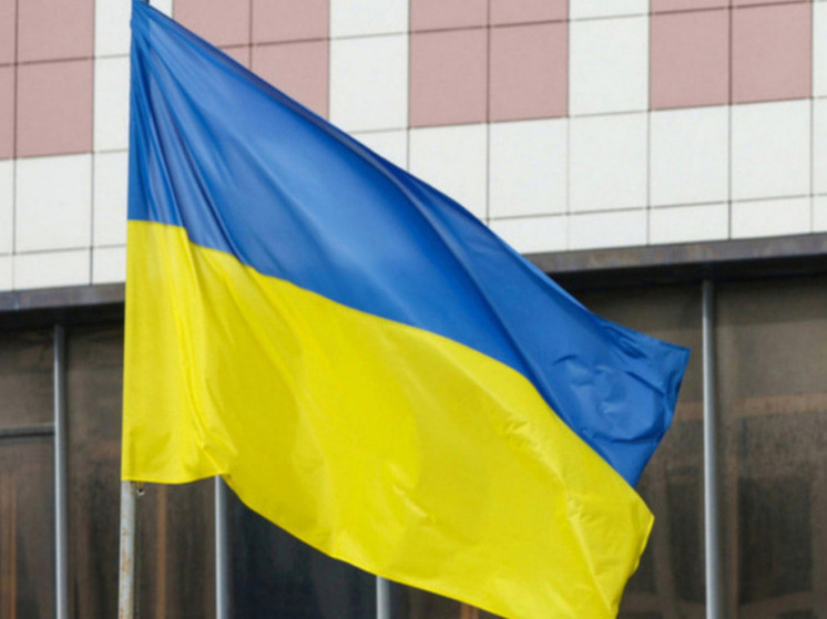 Театр в Кракове снял украинский флаг с фасада здания после угроз