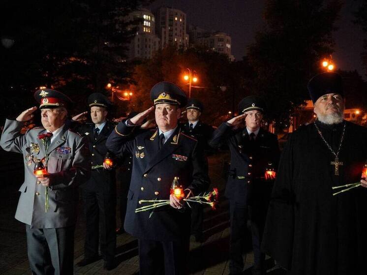 В преддверии памятной даты полицейские Хабаровска поучаствовали в акции «Свеча памяти»