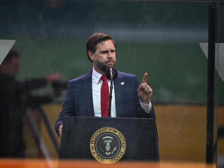 O vice-presidente dos EUA, J.D. Vance, ligou para o senador Alex Padilla