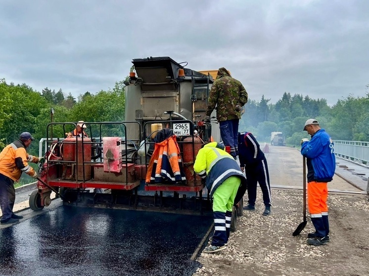 На мосту через Левочку в Хвойнинском округе начали укладывать асфальт