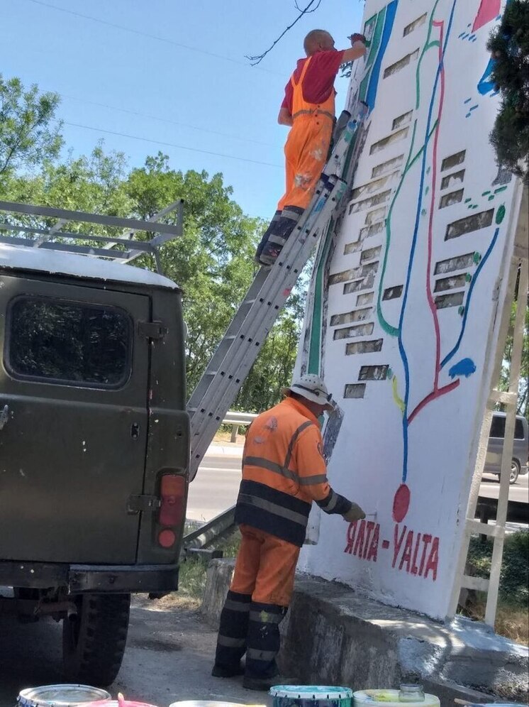 В Ялте обновили стелу, встречающую гостей на въезде в город
