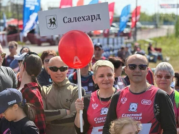 Спортсмены преодолевают 5-километровую полосу препятствий в Салехарде