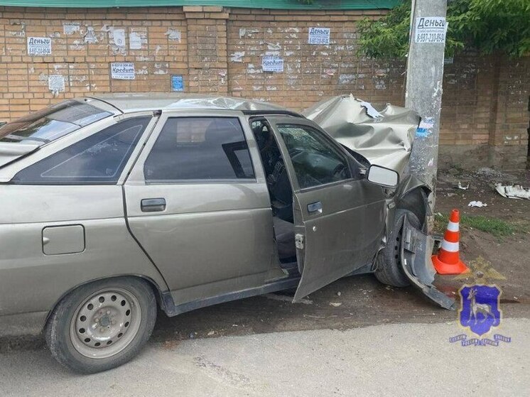 В Самаре 17-летний подросток 21 июня влетел в столб на ВАЗ 212, трое в больнице