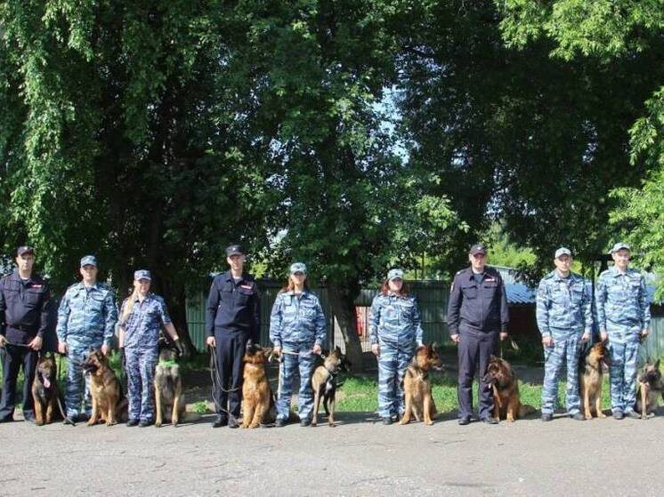 Томские кинологи Росгвардии отмечают 116-ю годовщину службы