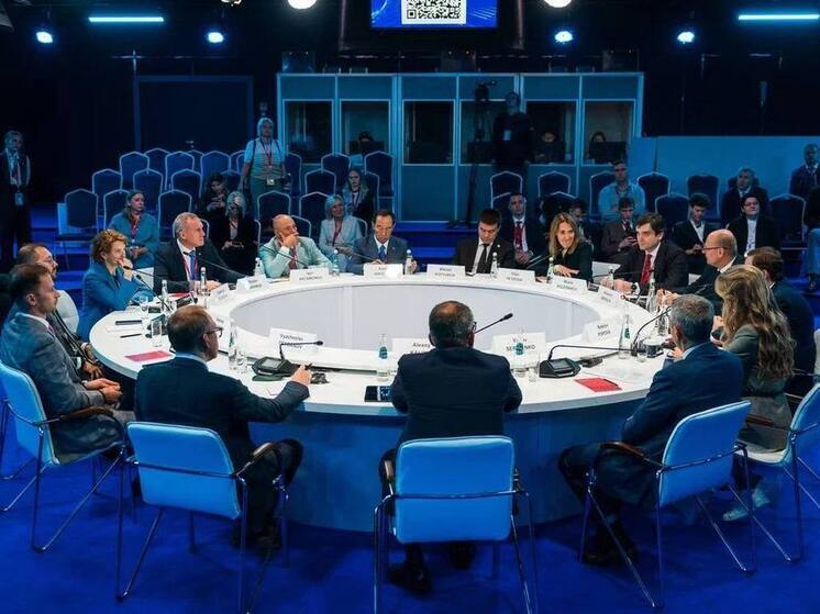 Руслан Кухарук представил технологический потенциал Югры на ПМЭФ-2025