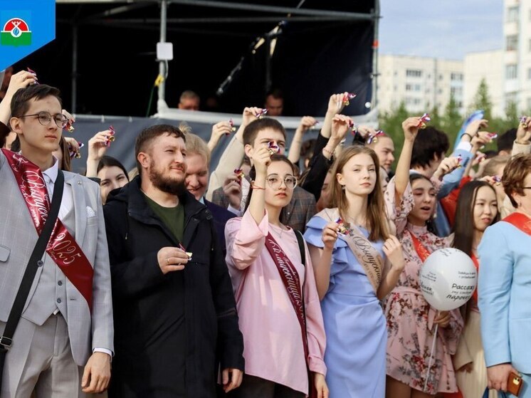 Большой праздник для выпускников прошел на Юбилейной площади в Надыме