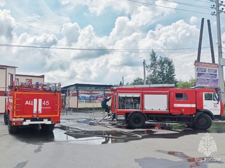 В Шадринске загорелся склад на улице Свердлова