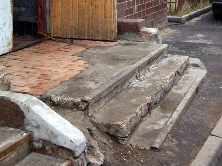 Пенсионерка сломала руку на разрушенных ступенях подъезда в Чехове