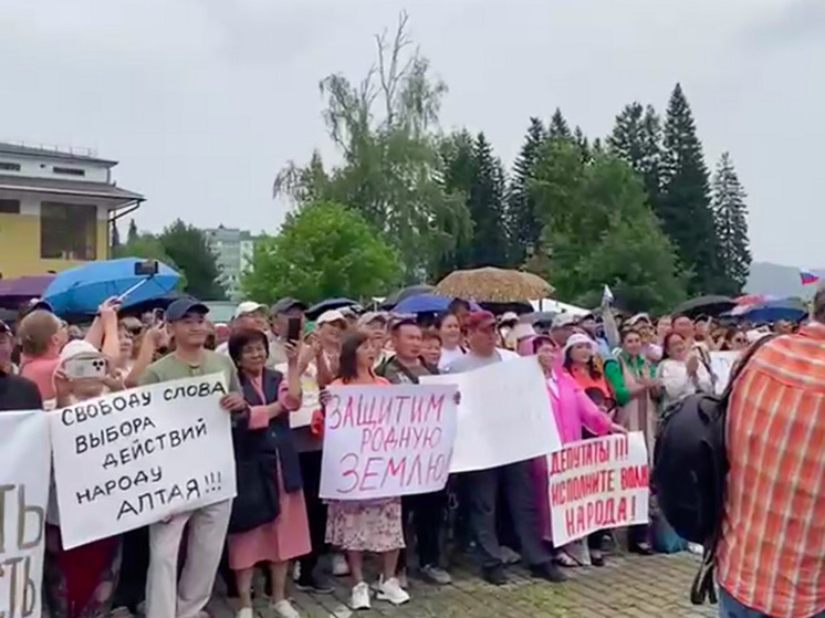 Фото митинга на Алтае против оккупации земель олигархами опубликовал турист из Новосибирска