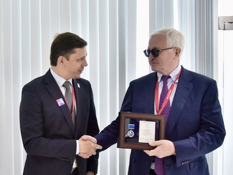 Промышленники наградили губернатора Клычкова за развитие региональной экономики