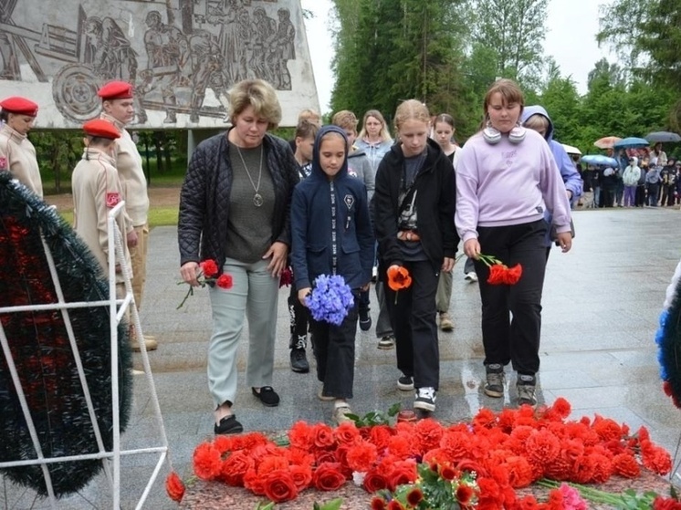 В Демянске прошел траурный митинг в честь Дня памяти и скорби