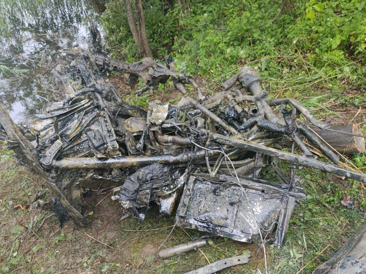 Поисковики извлекают затонувший самолет на озере Большой Иван