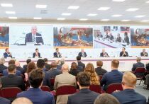 Ведущие отраслевые эксперты, политики, ученые, представители органов власти и руководители крупнейших международных энергокомпаний, заслушав доклад Игоря Сечина «Одиссея мировой экономики в поисках золотого руна