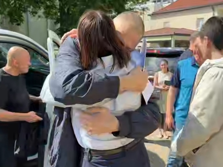 Опубликовано видео встречи Тихановской с освобожденным мужем