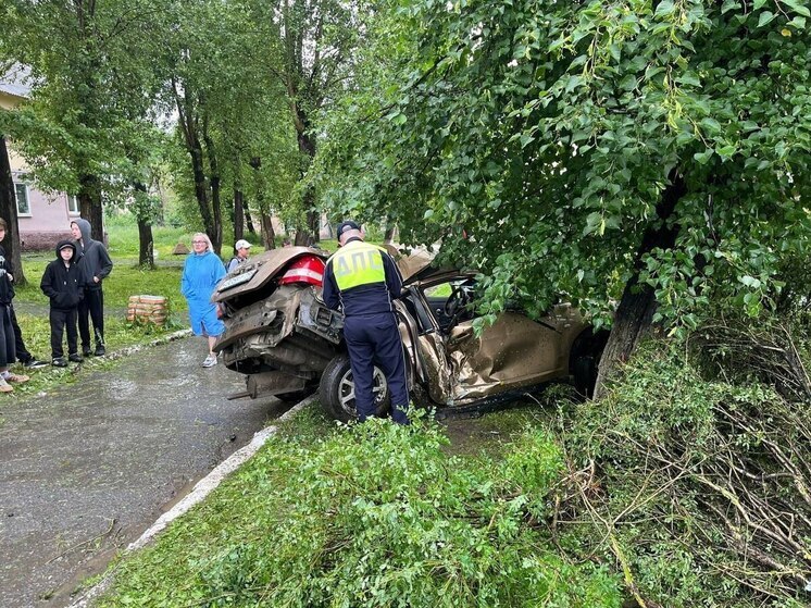 Пьяный водитель в Первоуральске выехал на тротуар и врезался в дерево
