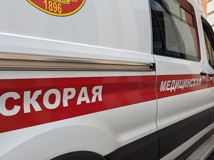 Пьяные мужчины напали на работников скорой в Петербурге