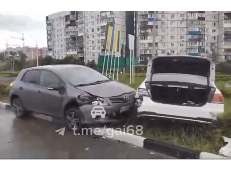 В Тамбове столкнулись Mercedes и Toyota: есть один пострадавший