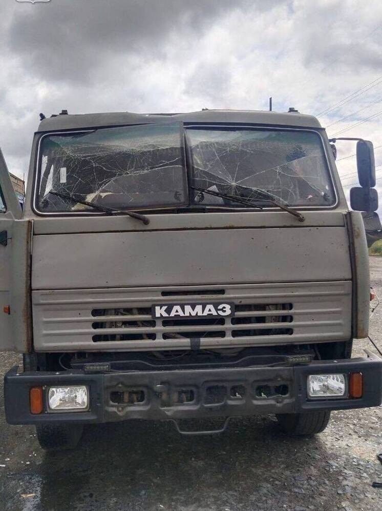 Беспилотник ударил по КамАЗу в Новой Таволжанке