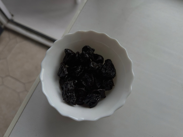 Чернослив – это не просто вкусный сухофрукт, но и настоящий кладезь полезных веществ. Он богат витаминами, клетчаткой и антиоксидантами, благодаря чему его употребление может положительно сказаться на здоровье. Однако, как и любой продукт, чернослив требует умеренности и имеет свои противопоказания, рассказала нутрициолог «Газете.Ru».