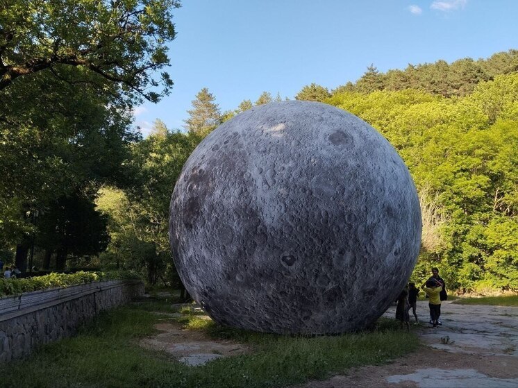 Луна снова приземлилась в кисловодском парке