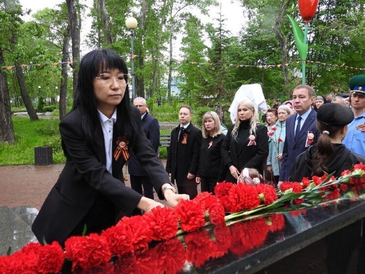 В памятную дату в Николаевске-на-Амуре возложили цветы к знаку «Фронтовое письмо»