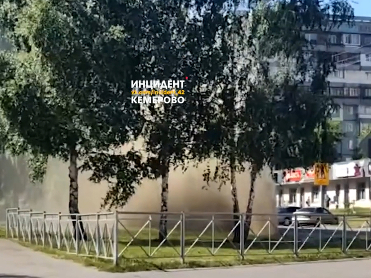 Высокий столб воды забил из-под земли в Кемерове