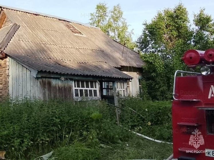 В барятинской деревне Отъезжее с огнём боролись шестеро пожарных