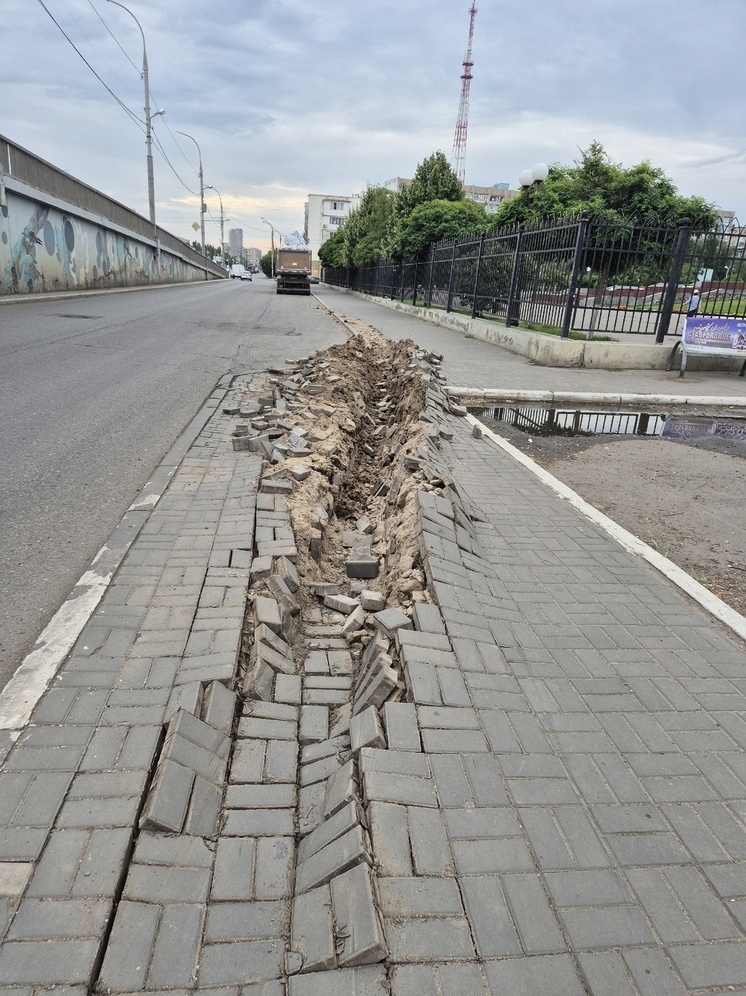 В Астрахани фура повредила тротуар у театра оперы и балета