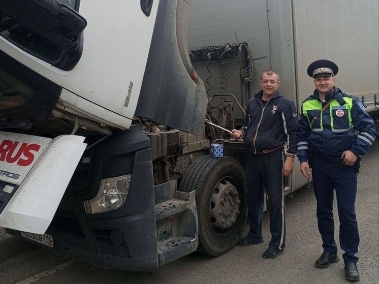 Сотрудники ДПС выручили водителя сломавшейся под Красноярском фуры