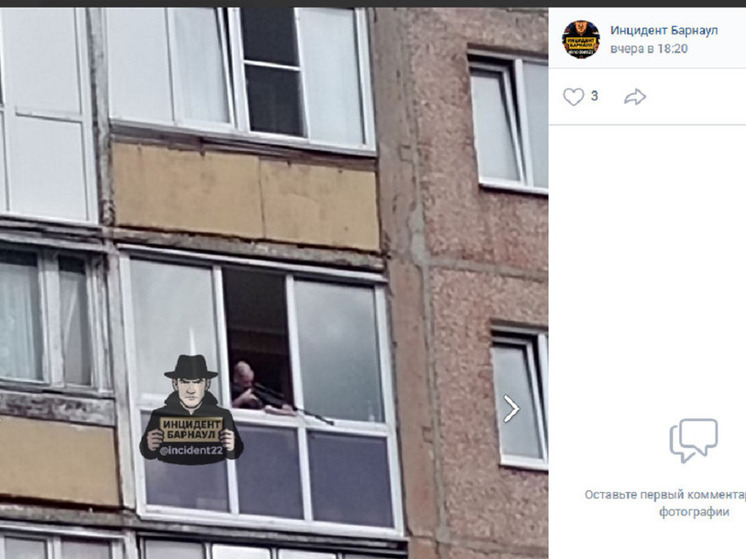 В Барнауле мужчина высунулся из окна и стрелял из винтовки