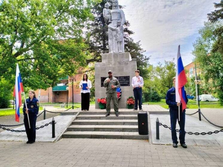 В пгт Пролетарский прошла патриотическая акция "Свеча памяти"