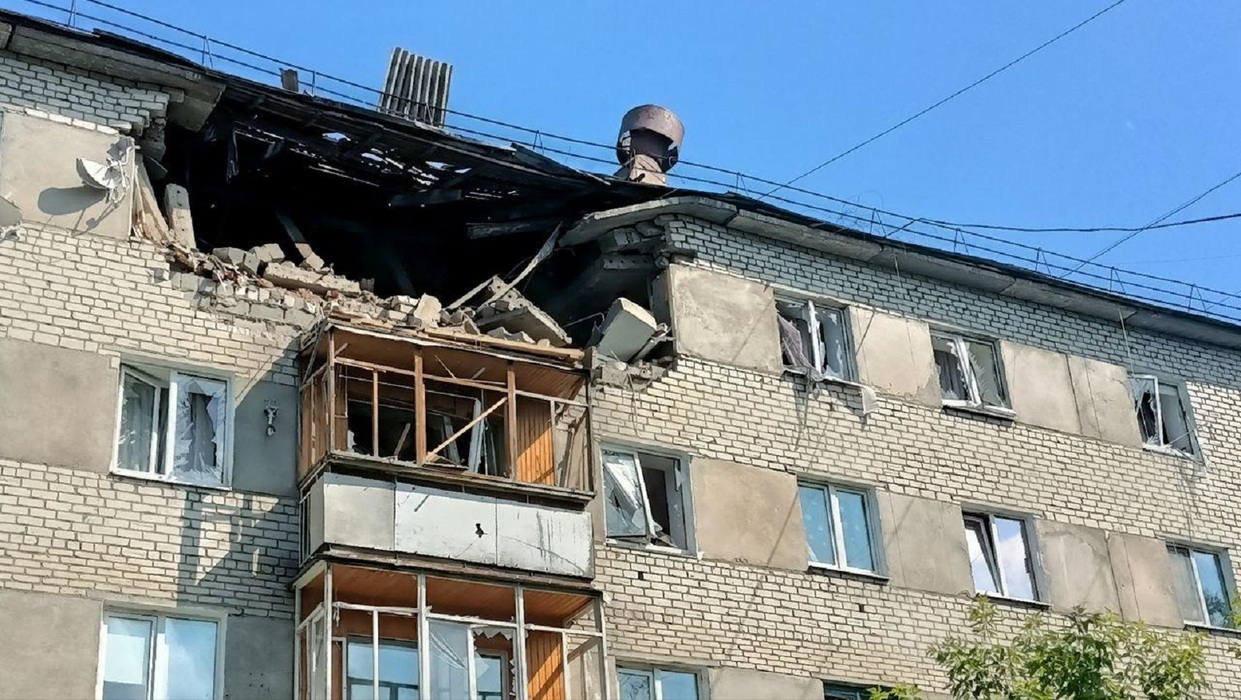Четыре человека пострадали из-за взрыва газа в многоквартирном доме Серова