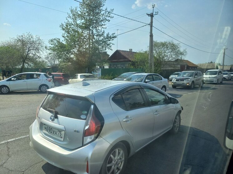 Пробка образовалась возле городского пляжа в Чите