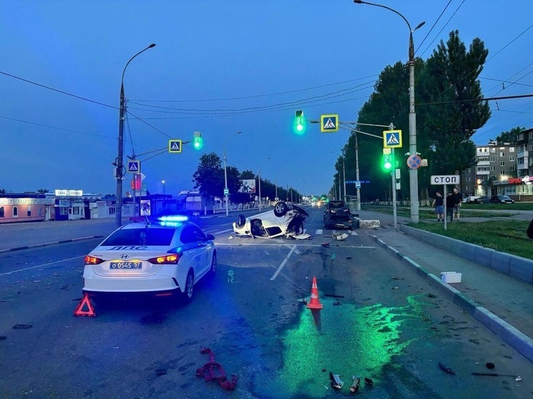 В Орле молодой водитель на «Пежо» наехал на бордюр и опрокинулся
