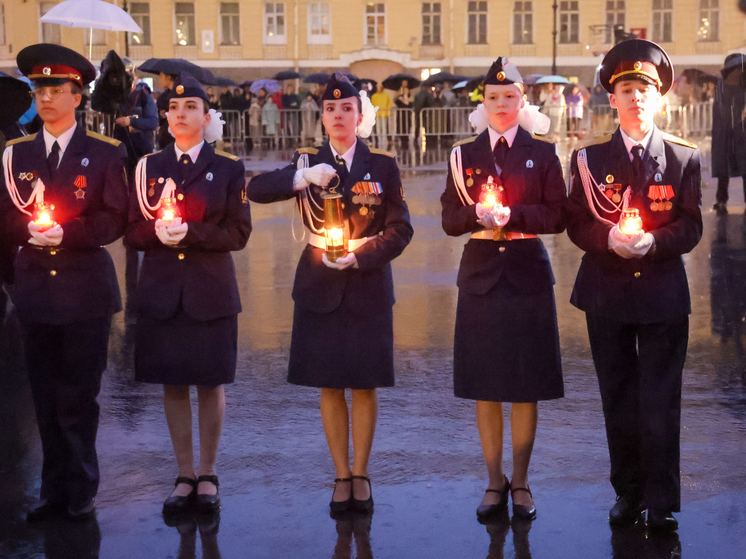Акция «Свеча памяти» прошла в Петербурге на Дворцовой площади