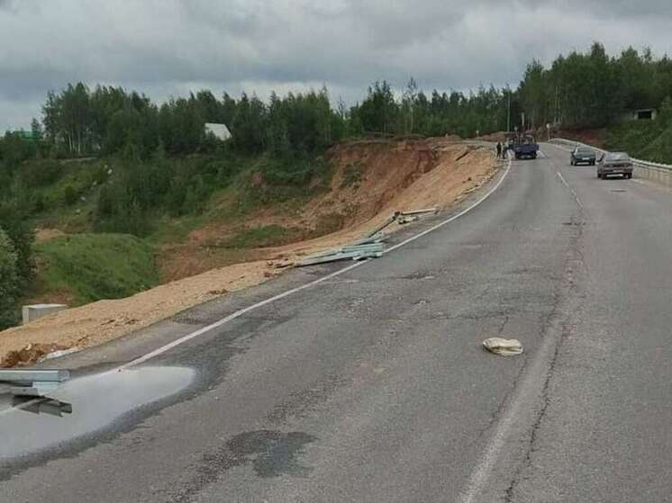 В поселке Тучково провал после дождей на склоне у объездной дороги устранили