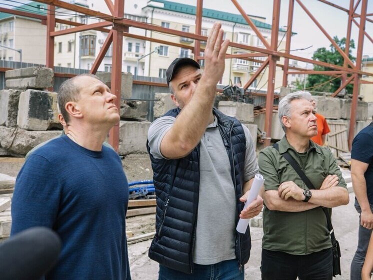 Мэр Мариуполя проинспектировал ход восстановления драмтеатра и бассейна "Нептун"