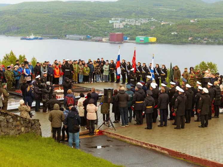 Мурманчане зажгли «Свечу Памяти» у «Алеши» в 4 утра