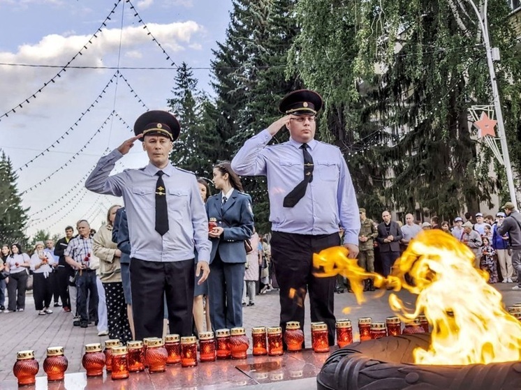 В Кургане накануне Дня памяти и скорби зажгли свечи у Вечного огня