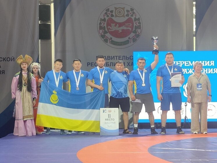Сборная Бурятии взяла серебро по алтайской борьбе на Играх предков