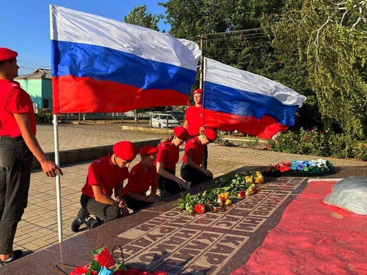 В День памяти и скорби юнармейцы Каховки возложили цветы к мемориалу
