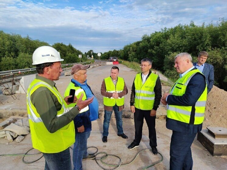 Глава минтранса Архангельской области проверил ход ремонта моста через Вонгоду