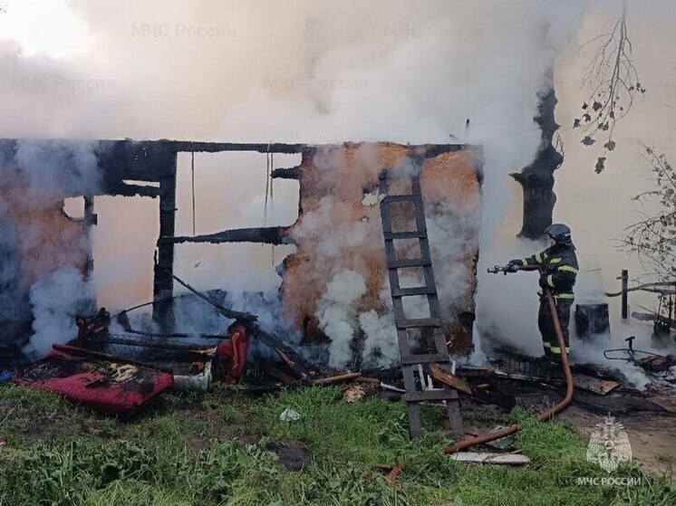 Огонь уничтожил жилое здание в Южном поселке Чебоксар