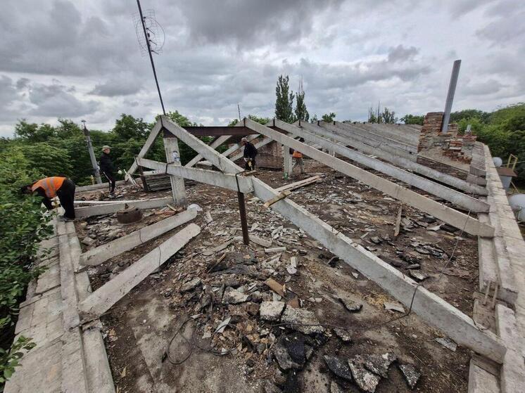Дагестанские строители ремонтируют крышу многоэтажки в Михайловке на Запорожье